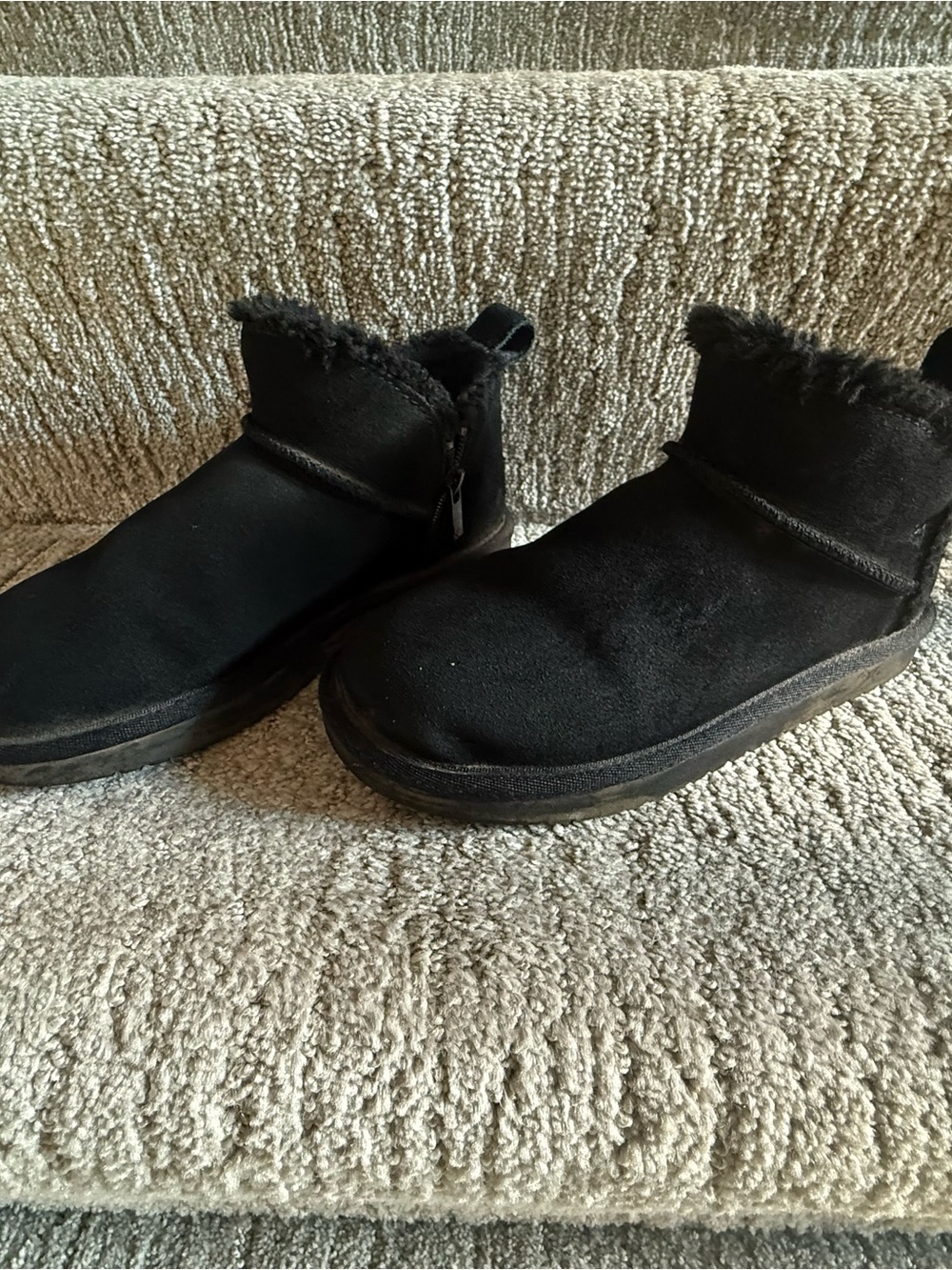 Girls sz 2 Ugg boots
